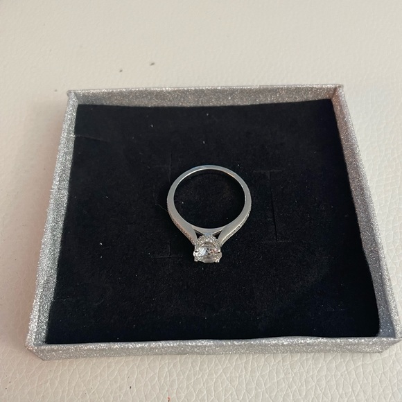 Moissanite solitaire engagement ring - Picture 4 of 8